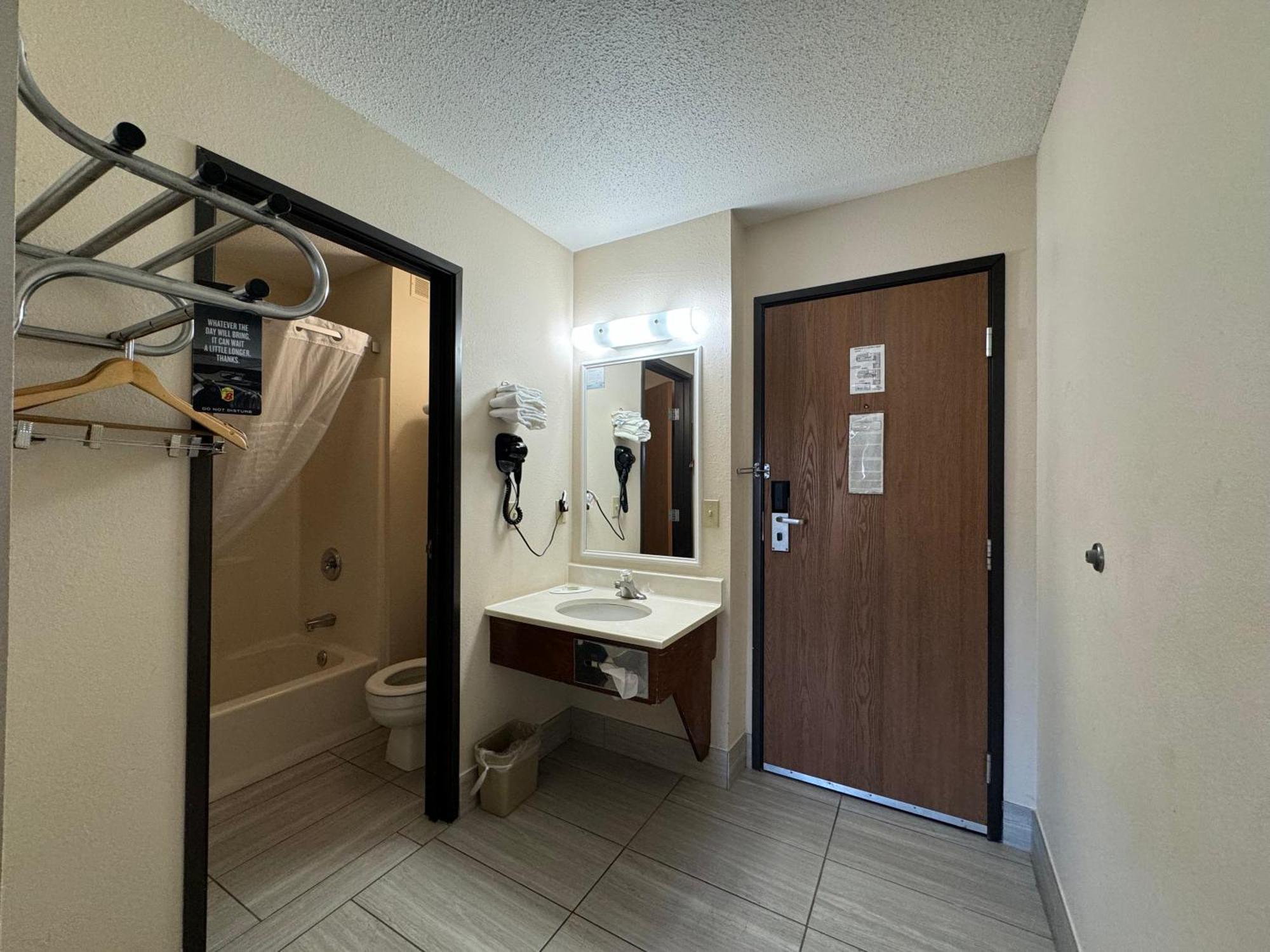 Super 8 By Wyndham Columbia Clark Lane Hotel Eksteriør billede