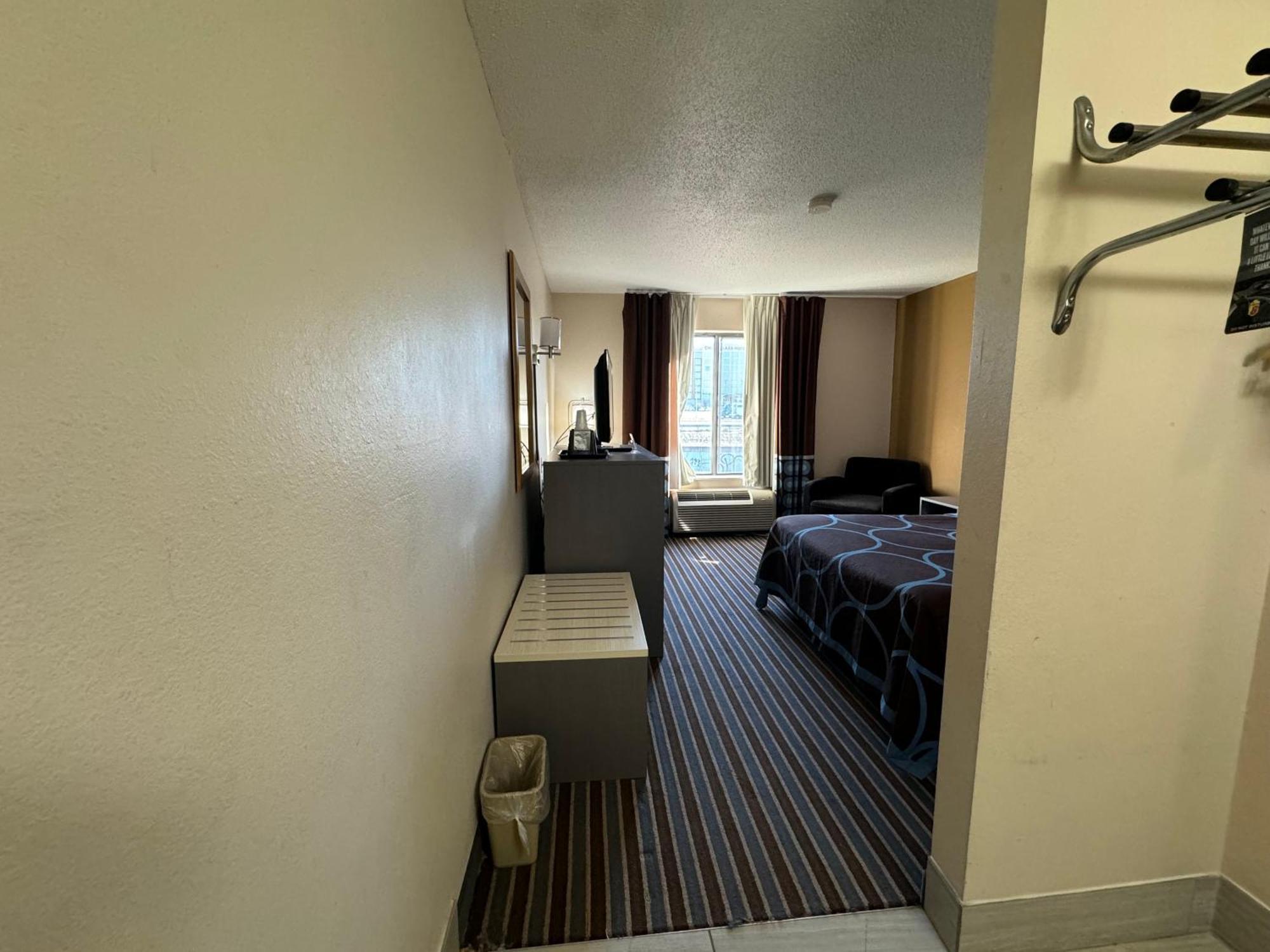 Super 8 By Wyndham Columbia Clark Lane Hotel Eksteriør billede